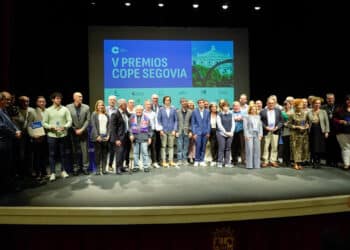 Foto de familia de todos los galardonados en la quinta edición de los Premios Solidarios COPE Segovia, sobre el escenario del teatro Juan Bravo./ HÉCTOR CRIADO
