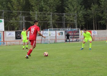 Diego Alcubilla conduce la pelota durante un encuentro del Turégano en la presente temporada./TURÉGANO CF