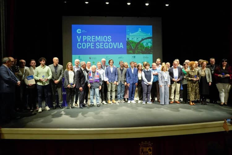 Los Premios Solidarios COPE Segovia reconocen el compromiso social y humano de la provincia 1 Foto de familia de todos los galardonados en la quinta edición de los Premios Solidarios COPE Segovia, sobre el escenario del teatro Juan Bravo./ HÉCTOR CRIADO