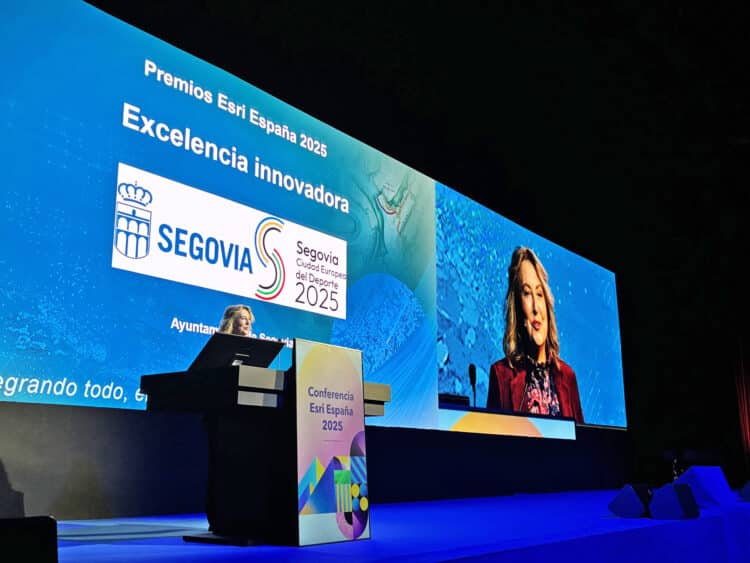 El Gemelo Digital de Segovia, premiado por su excelencia innovadora 1 May Escobar, durante su discurso tras recibir el premio./ AYUNTAMIENTO