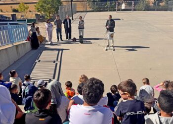 Alumnos del colegio escuchan explicaciones en el patio. / E.A.
