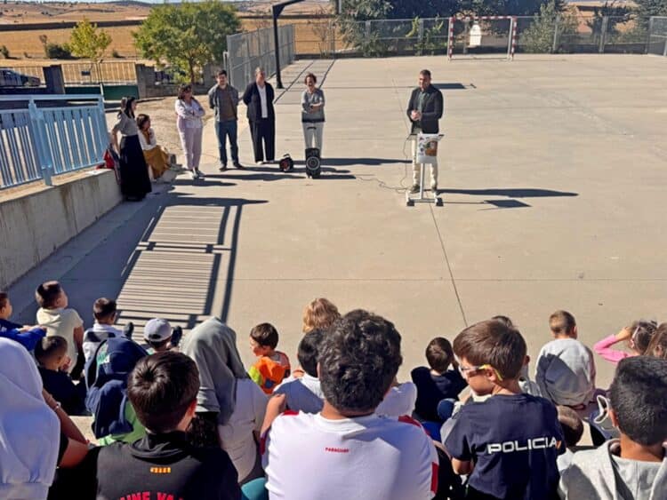 Alumnos del colegio escuchan explicaciones en el patio. / E.A.