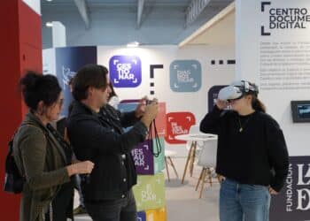 Visitantes probando unas gafas de realidad virtual en la edición 2024. Para este año, las herramientas digitales y la IA acaparan el protagonismo. /ICAL