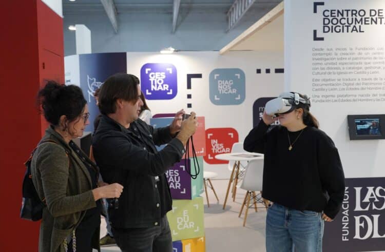 Visitantes probando unas gafas de realidad virtual en la edición 2024. Para este año, las herramientas digitales y la IA acaparan el protagonismo. /ICAL