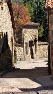 El nombre de “Sotosalbos” probablemente provenga de su entorno boscoso.