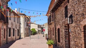 Banderines de fiestas dan color a las calles de Sotosalbos.