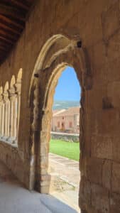 Entrada a la iglesia de San Miguel.