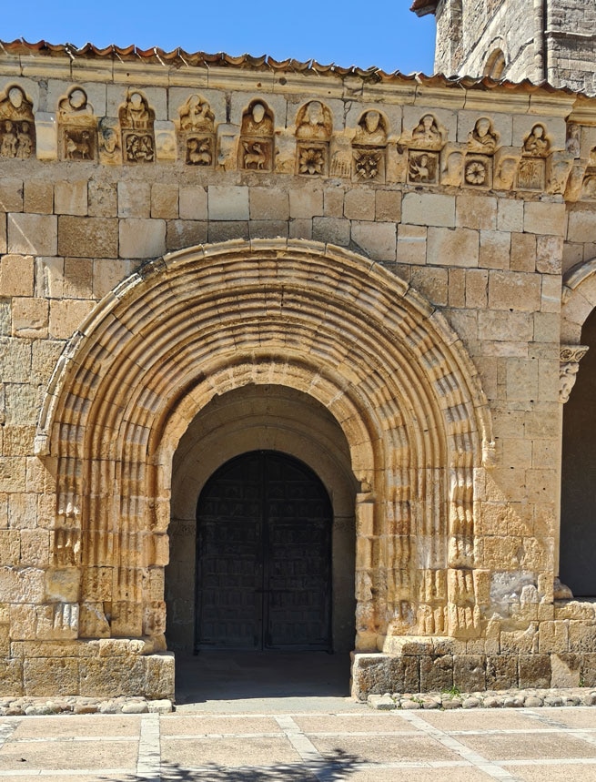 Iglesia de San Miguel Arcángel en Sotosalbos.