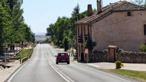 La N-110 atraviesa Collado Hermoso.