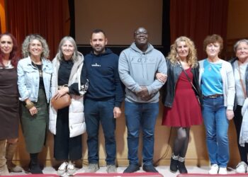 Aguirre, junto con Pascal y la junta directiva de las amas de casa./ L. MATARRANZ