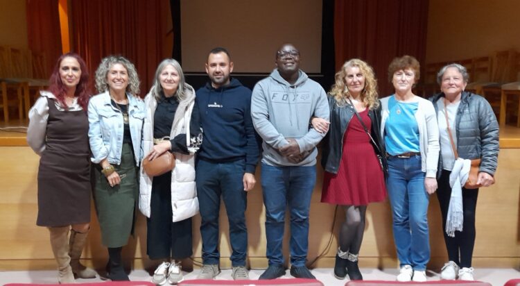 Aguirre, junto con Pascal y la junta directiva de las amas de casa./ L. MATARRANZ