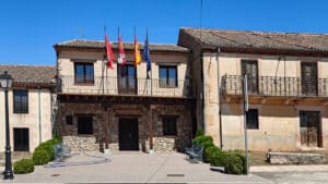 En la cara oeste de Peñalara (I) 2 La fachada y el soportal del ayuntamiento de Santo Domingo de Pirón.