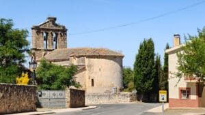 En la cara oeste de Peñalara (I) 4 En la parte trasera de la iglesia de Santo Domingo de Silos puede observarse el ábside semicircular encalado.