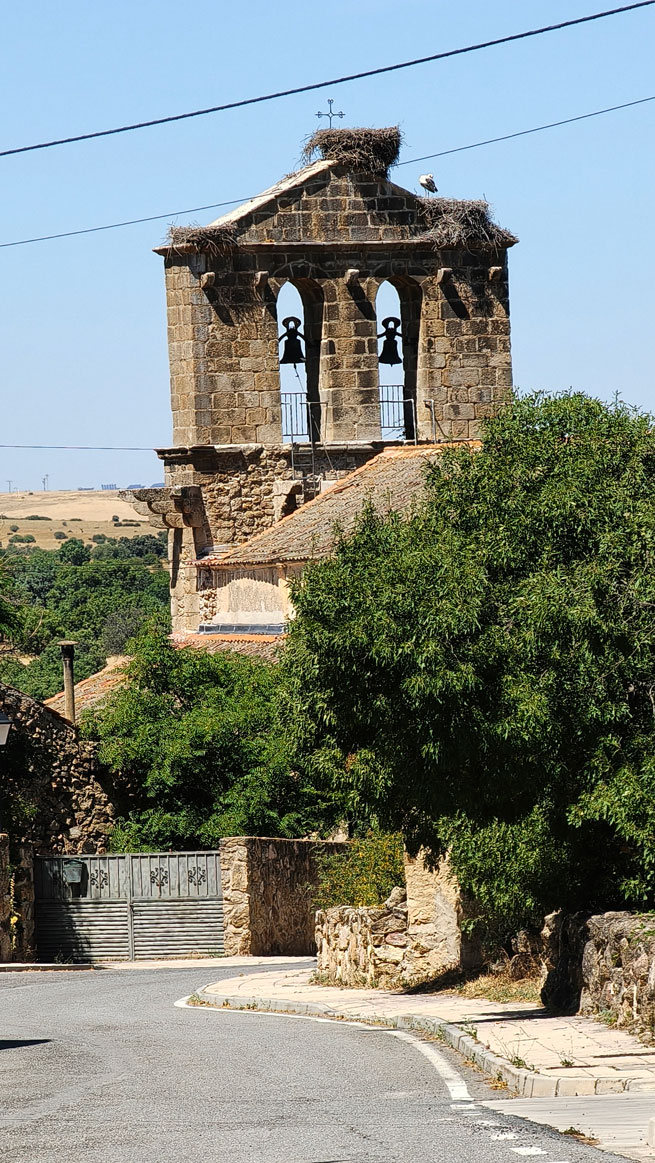 En la cara oeste de Peñalara (I) 1 Campanario de la iglesia de Santo Domingo de Silos en Santo Domingo de Pirón.