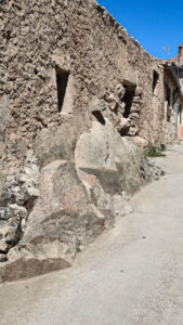 Muros de las casas en las calles de Basardilla.