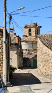 Muros de las casas en las calles de Basardilla.