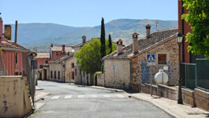 En Torrecaballeros se cruzan tres carreteras: la N-110 que une Soria con Plasencia; la P-6121 que llega a La Granja de San Ildefonso, y la P-2222 a Turégano.