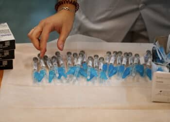 Un tercio de los mayores de 60 años ya han recibido la dosis contra la gripe. / Leticia Pérez