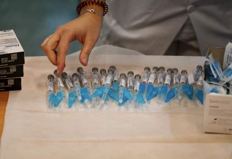 Un tercio de los mayores de 60 años ya han recibido la dosis contra la gripe. / Leticia Pérez