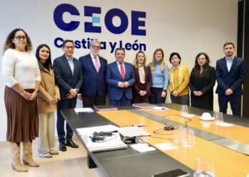 El Consejero de la Presidencia y el Presidente de CEOE CyL renuevan el acuerdo de cooperación con países extranjeros. / Leticia Pérez