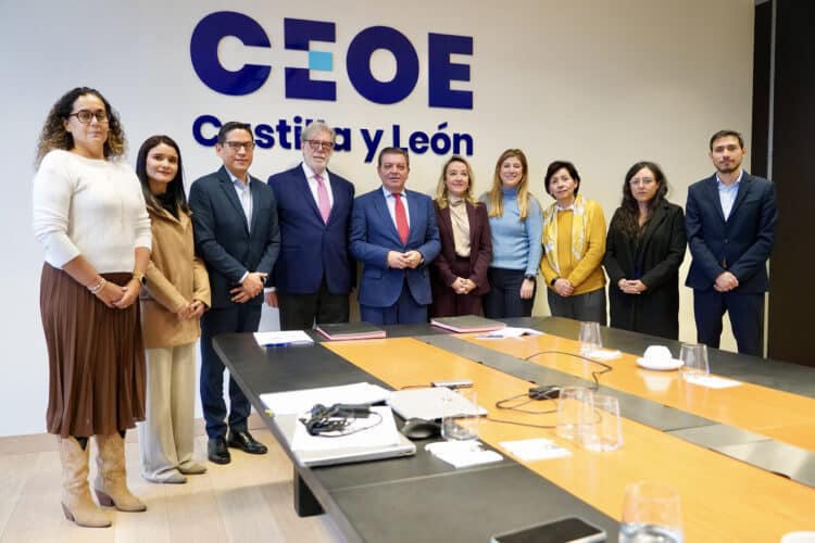 El Consejero de la Presidencia y el Presidente de CEOE CyL renuevan el acuerdo de cooperación con países extranjeros. / Leticia Pérez