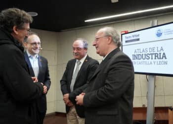 El Director y el Presidente de la Fundación Tecnovitae, con el presidente del CESCYL, Enrique Cabero. / Rubén Cacho