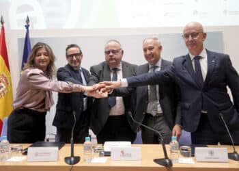 Firma del convenio entre el Consejero de Sanidad y los rectores de las universidades de Burgos, León, Salamanca y Valladolid. / Rubén Cacho