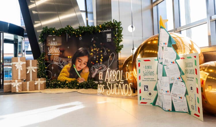 “El árbol de los sueños” repartirá regalos a 785 niños desfavorecidos de la Comunidad 1 Los clientes de Caixabank pueden colaborar en esta iniciativa desde sus oficinas.