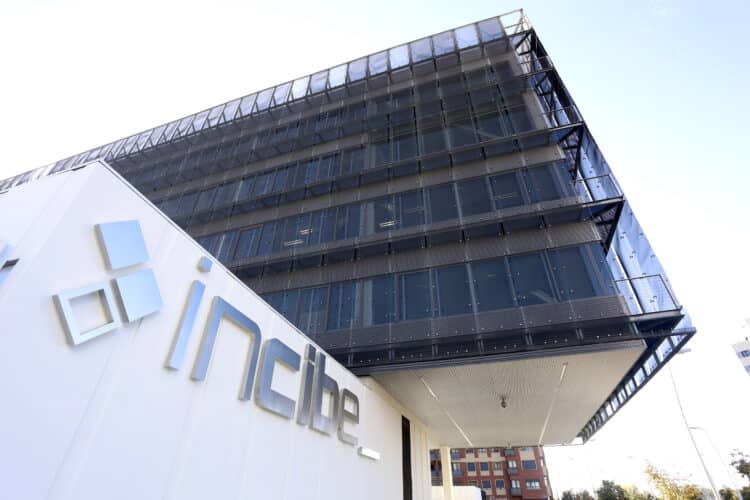 La mayor parte de las consultas en general son relativas a la suplantación de identidad en múltiples variantes ("phising", "vishing", "smishing"). / Campillo