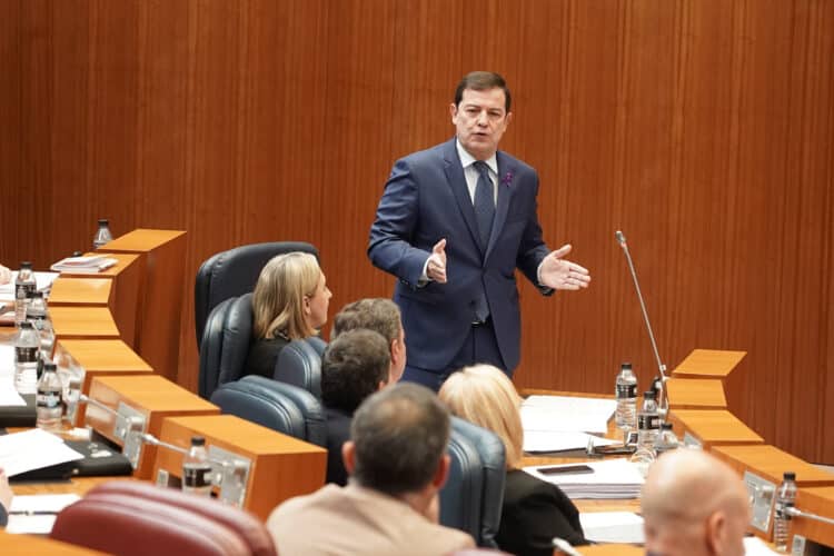 Intervención del Presidente de la Junta durante el Pleno en las Cortes. / Rubén Cacho