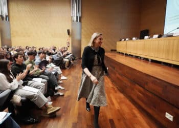 Isabel Blanco inaugura la jornada Conociendo la salud cuidadosamente. / Rubén Cacho