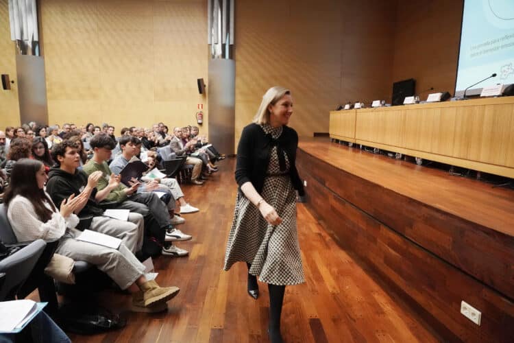 El 47% de las llamadas de jóvenes a la Fundacion Anar están relacionadas con la violencia 1 Isabel Blanco inaugura la jornada Conociendo la salud cuidadosamente. / Rubén Cacho