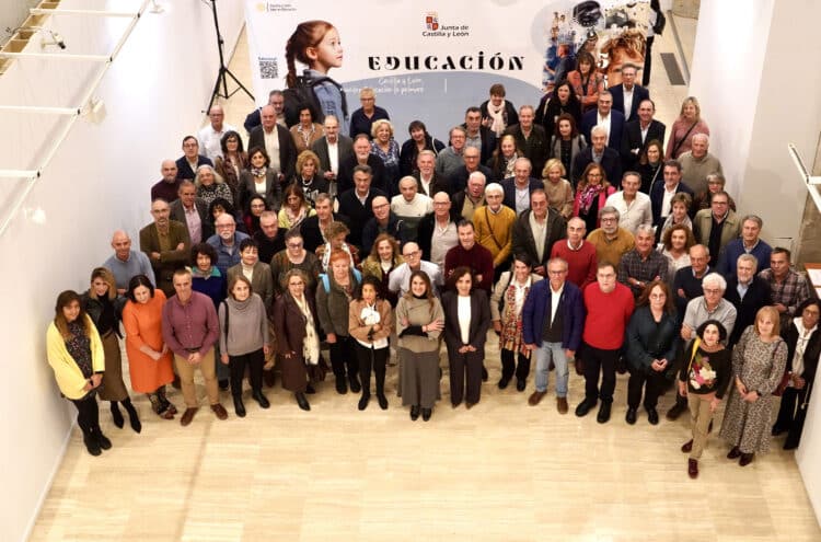 La Consejera de Educación preside la entrega de diplomas a los educadores voluntarios. / Miriam Chacón