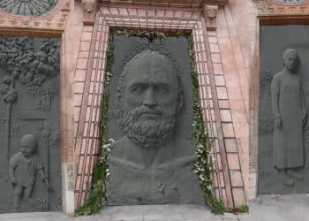 Recreación de las puertas, de ocho toneladas de peso y con un coste de 1,2 millones, sufragado por el Cabildo y 50 empresarios.