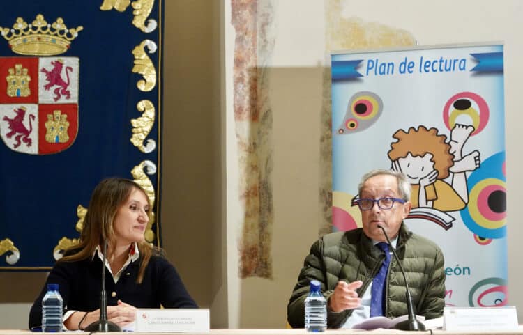 Rocío Lucas y el presidente de la Fundación del escritor, Germán Delibes de Castro, presentan las actividades. / Miriam Chacón