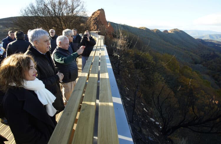 Visita del Consejero de Cultura al mirador. / César Sánchez