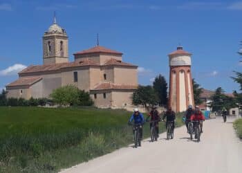 La imagen de la iglesia y el pozo de agua construido en 1963 componen una imagen iconográfica del pueblo.