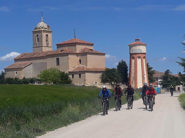 La imagen de la iglesia y el pozo de agua construido en 1963 componen una imagen iconográfica del pueblo.