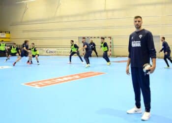 David Fernández, durante un entrenamiento del Viveros Herol Nava./ AMADOR MARUGÁN