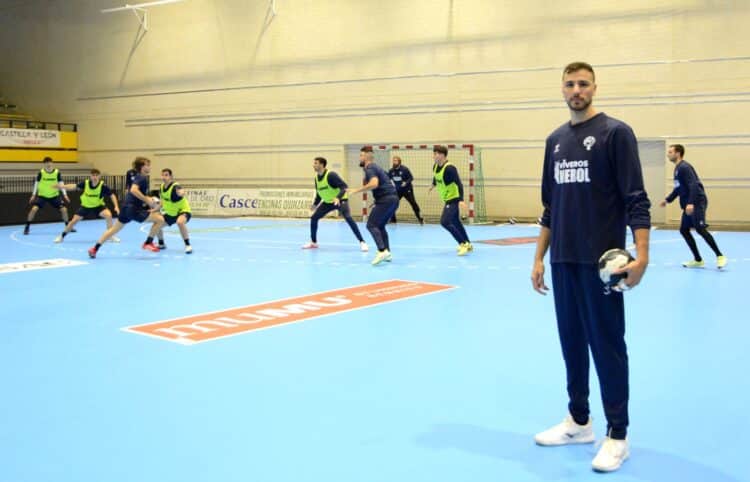 David Fernández, durante un entrenamiento del Viveros Herol Nava./ AMADOR MARUGÁN