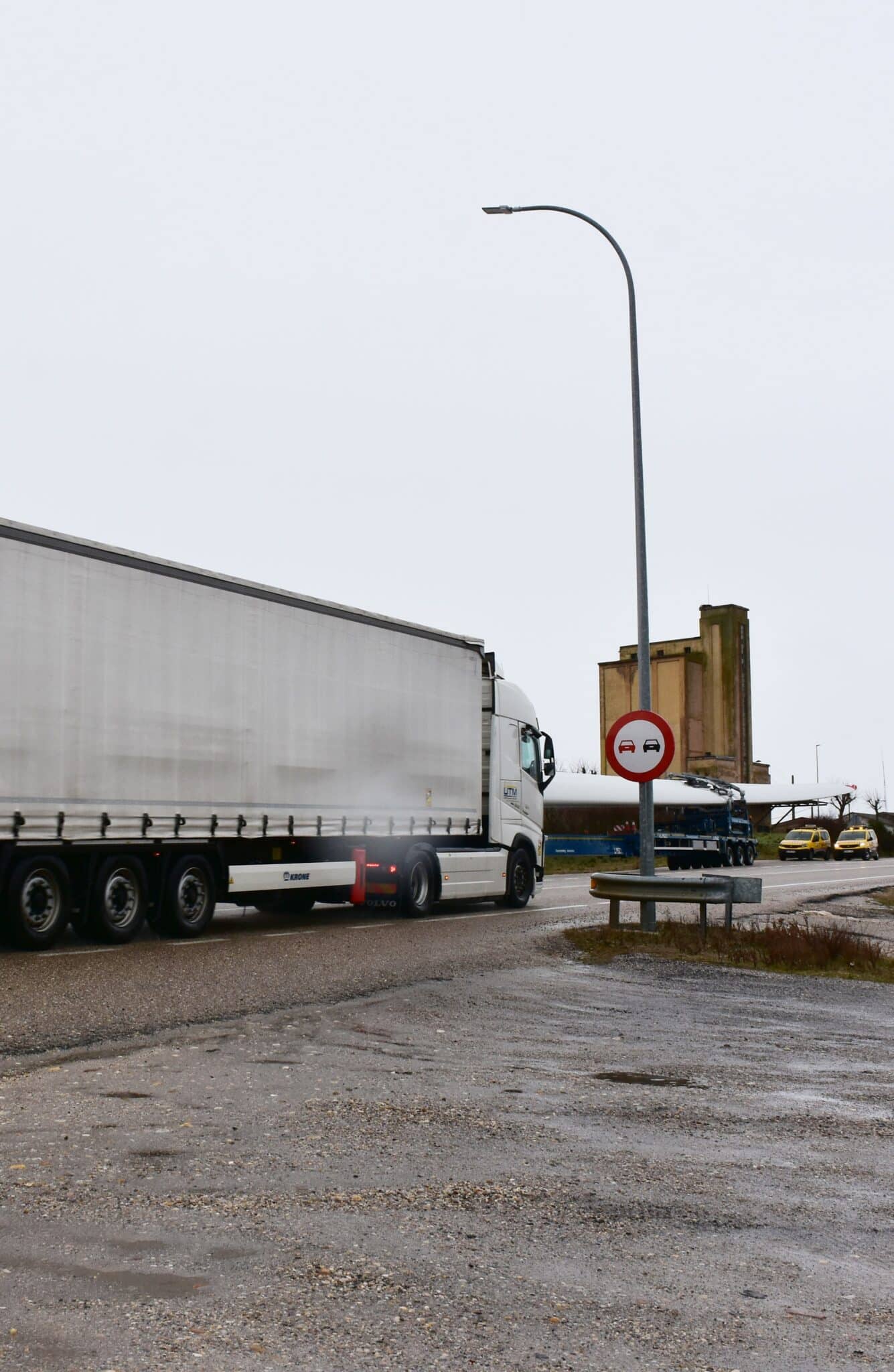 250207 Nieve Nevada Aparcamiento Invernal Camiones A.M 28 scaled