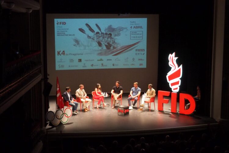 Integrantes del K4 de piragüismo durante una ponencia del FID en Segovia./E.A