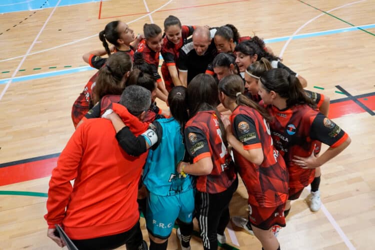 La plantilla del Segosala antes del encuentro copero ante el Les Corts./HÉCTOR CRIADO