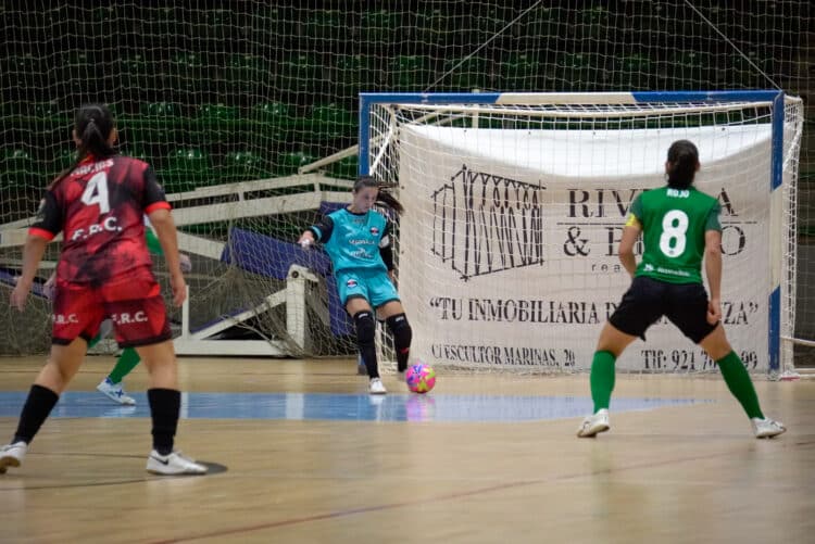 Sonia controla la pelota en un instante del duelo copero entre Segosala y Les Corts./HÉCTOR CRIADO