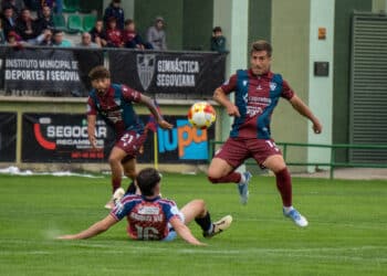 Fer Llorente pugna con un rival durante un instante del encuentro entre Segoviana y Real Ávila celebrado en el campo de La Albuera./HÉCTOR CRIADO