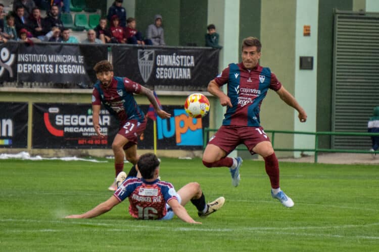 Fer Llorente pugna con un rival durante un instante del encuentro entre Segoviana y Real Ávila celebrado en el campo de La Albuera./HÉCTOR CRIADO