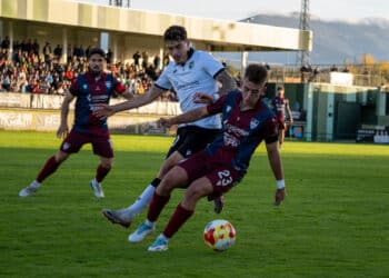 Diego Campo protege el balón ante la presión de un rival en un instante del duelo entre Segoviana y Burgos B celebrado en La Albuera./HÉCTOR CRIADO