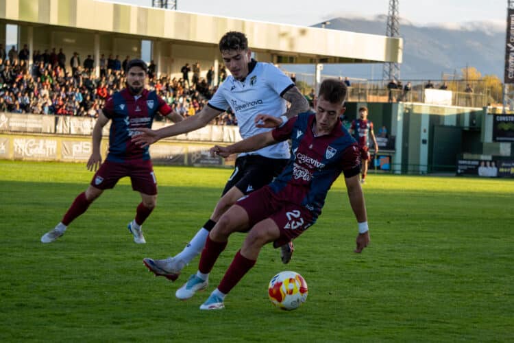 Diego Campo protege el balón ante la presión de un rival en un instante del duelo entre Segoviana y Burgos B celebrado en La Albuera./HÉCTOR CRIADO