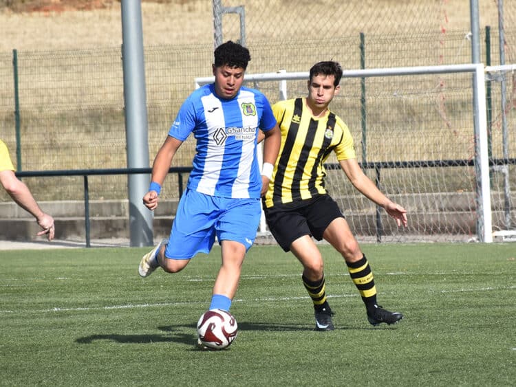 El Cantalejo mantiene el liderato en la Provincial de Aficionados 1 Un instante del encuentro entre Pinillos y Cantalejo celebrado en La Lastrilla./ALEJANDRO MARTÍN