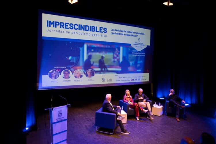 Un instante durante el encuentro en la Sala Julio Michel./HÉCTOR CRIADO